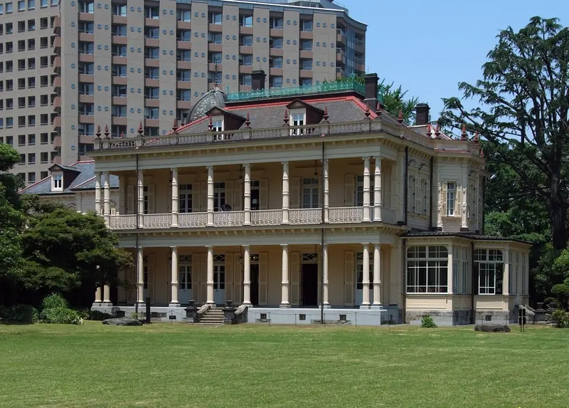 芝庭から見た旧岩崎邸の洋館と二層のベランダ