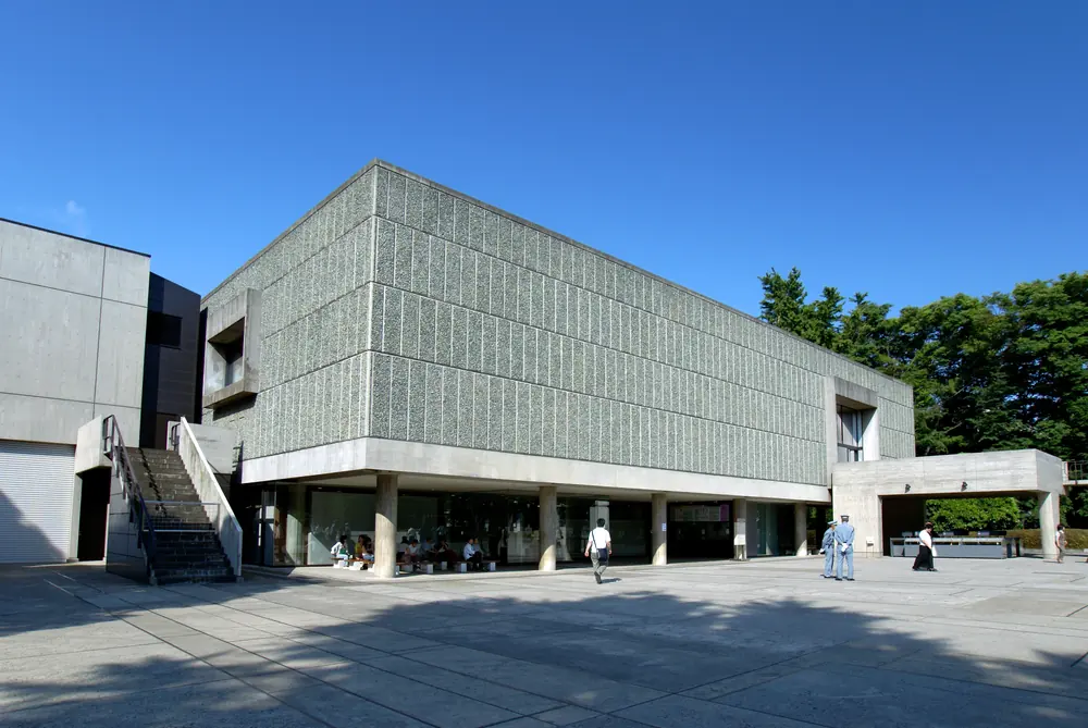 前庭から見た国立西洋美術館本館の外観