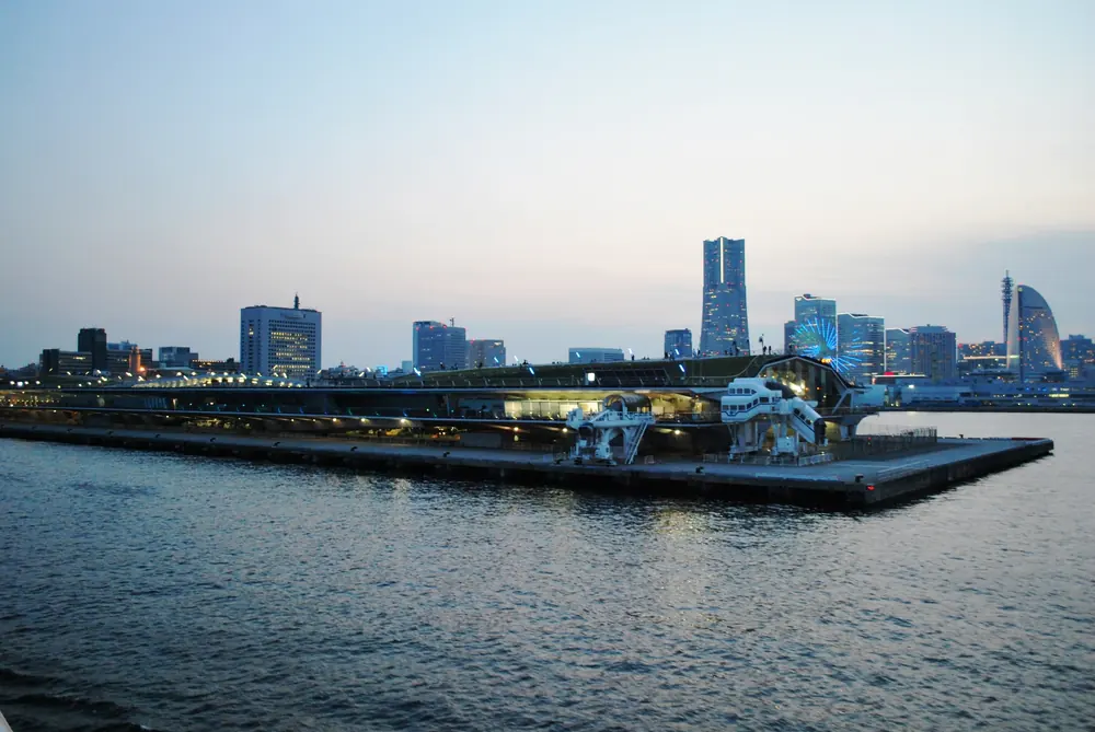 海上から見た横浜港大さん橋国際客船ターミナルと横浜の港